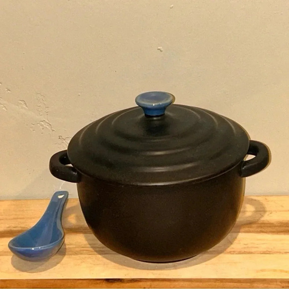 Ceramic Chili Pot with Lid and Spoon. Blue and White. Holds 24 oz. Brand New!! - Picture 6 of 9